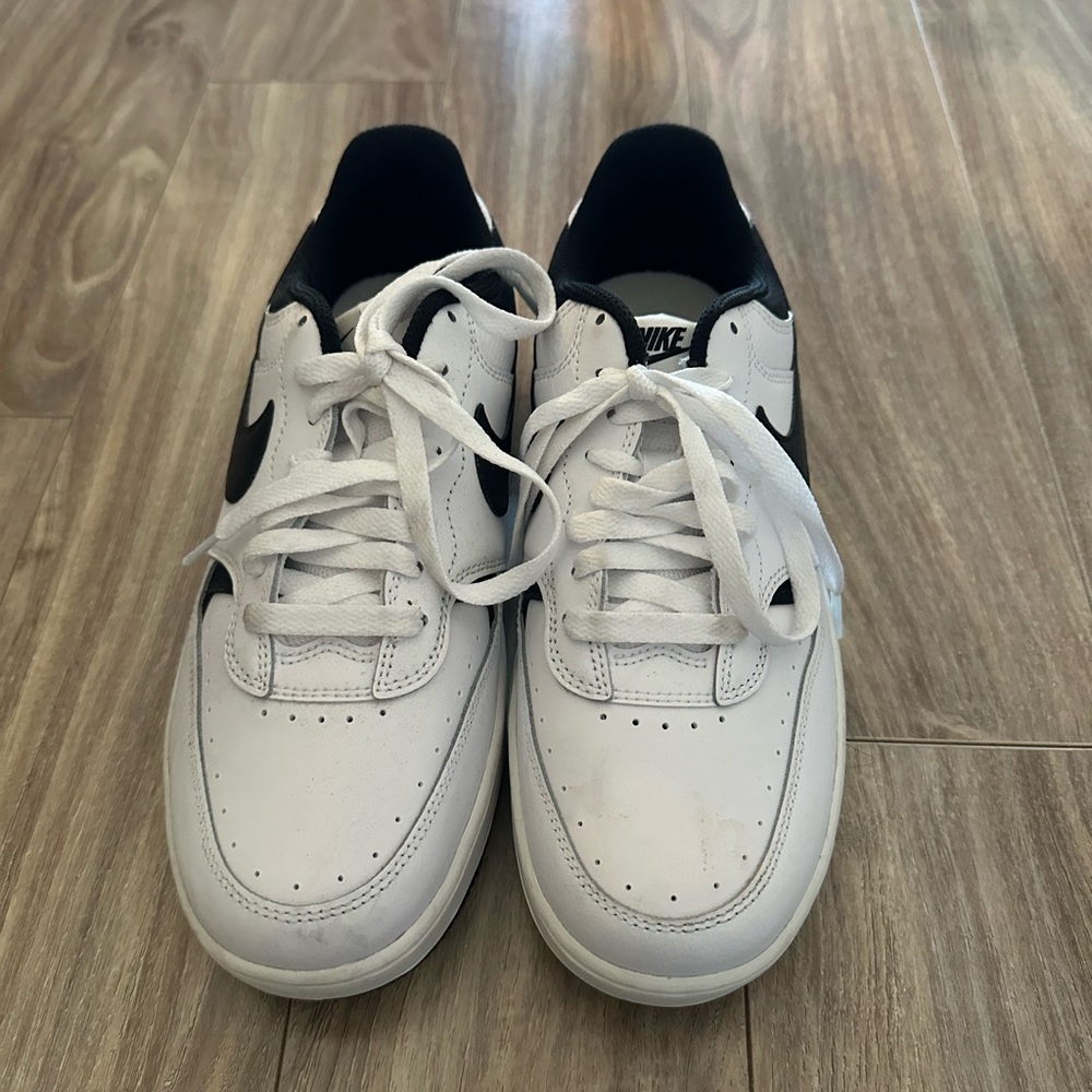 Nike White and Black Low-Top Sneakers